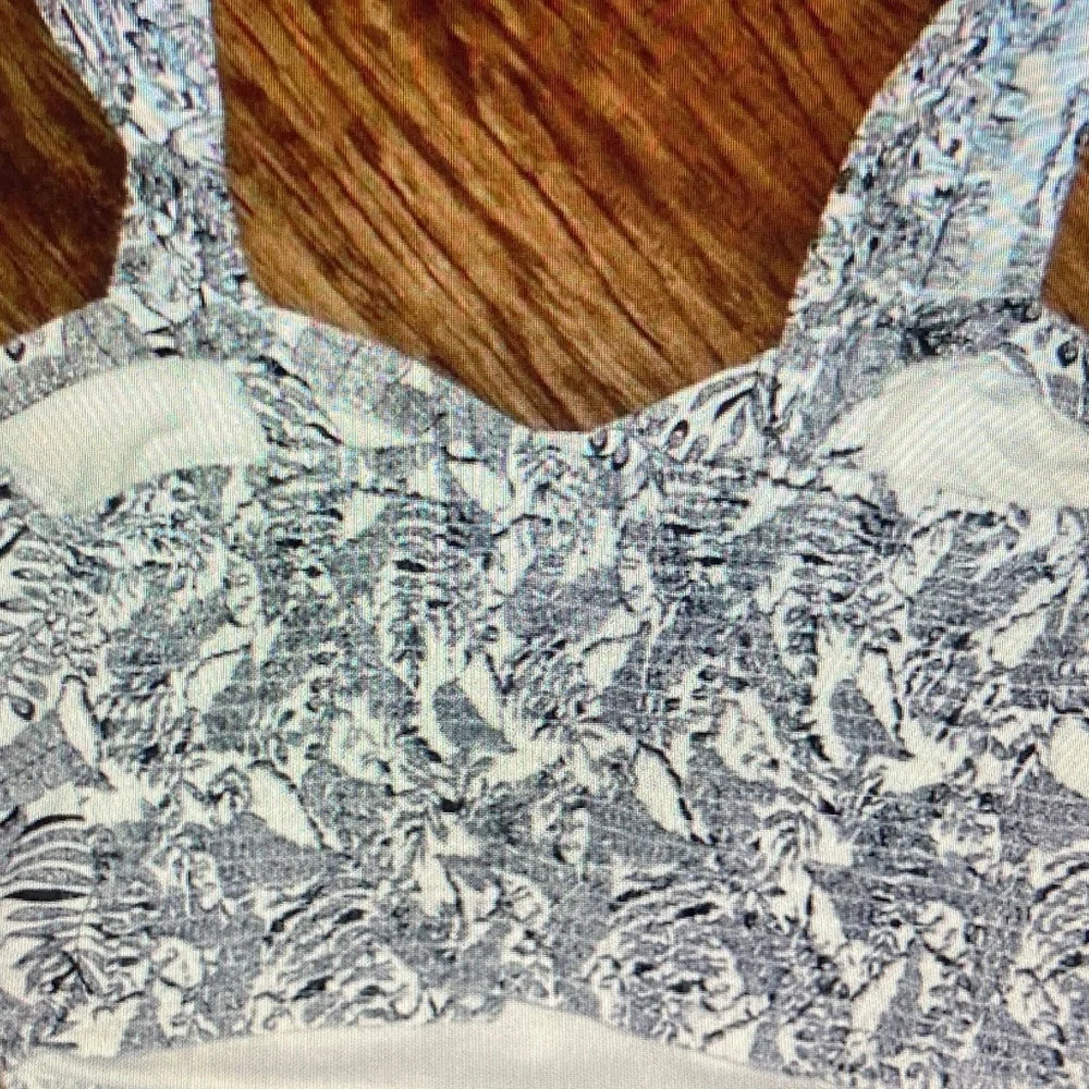 Japna Black and White Leaf-Print Cropped Tank - Picture 4 of 5